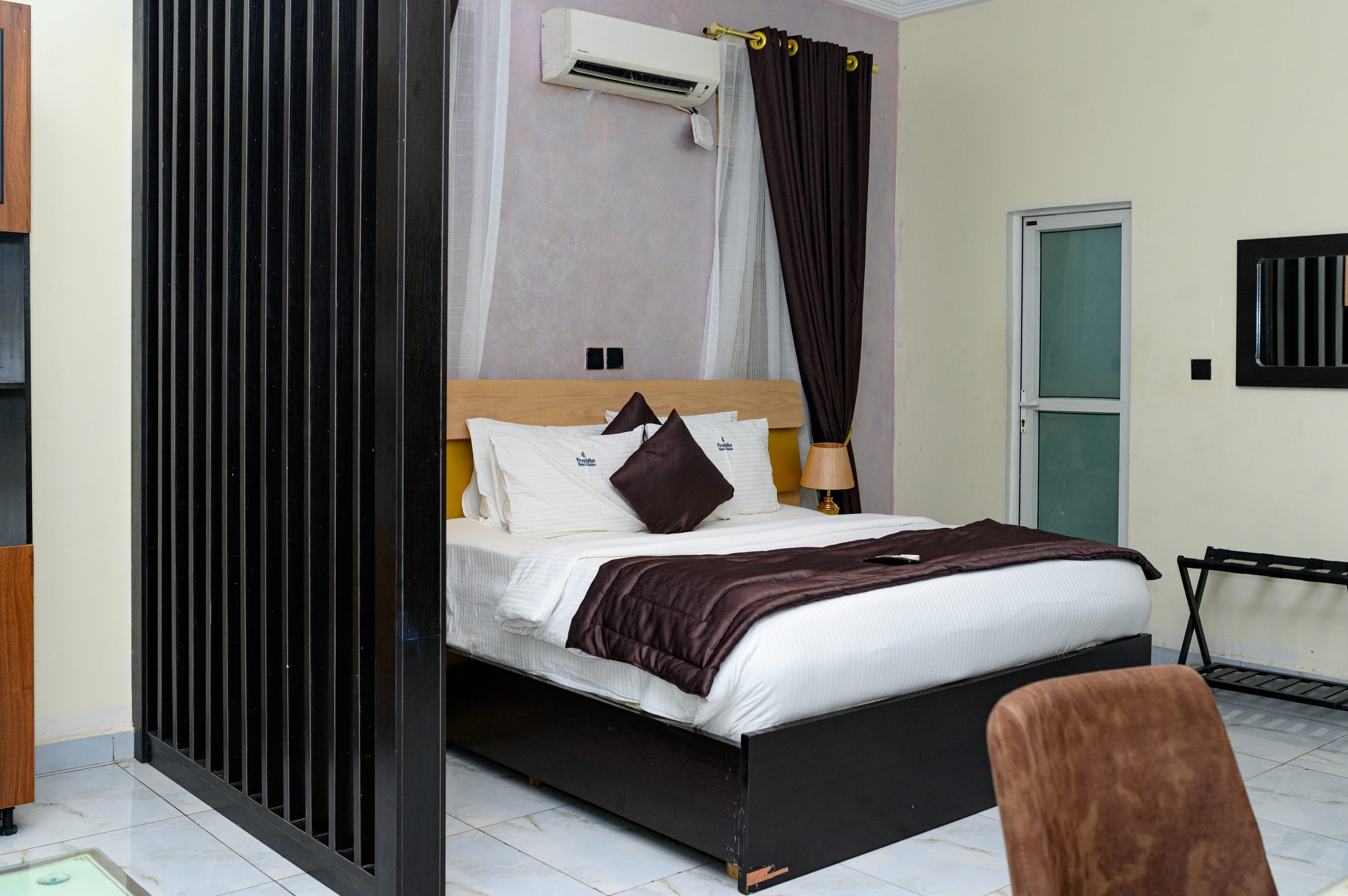 How to Choose a Family-Friendly Hotel With On-Site Dining and Entertainment