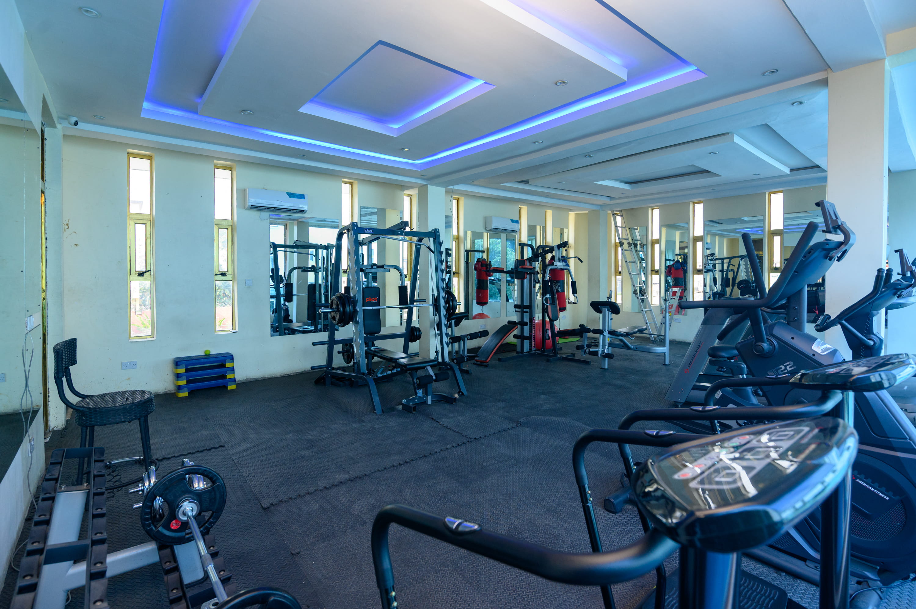 How to Choose the Perfect Gym Near Me Alternative for a Weekend Staycation or Group Outing